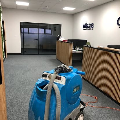 Peter's extraction machine in an office reception